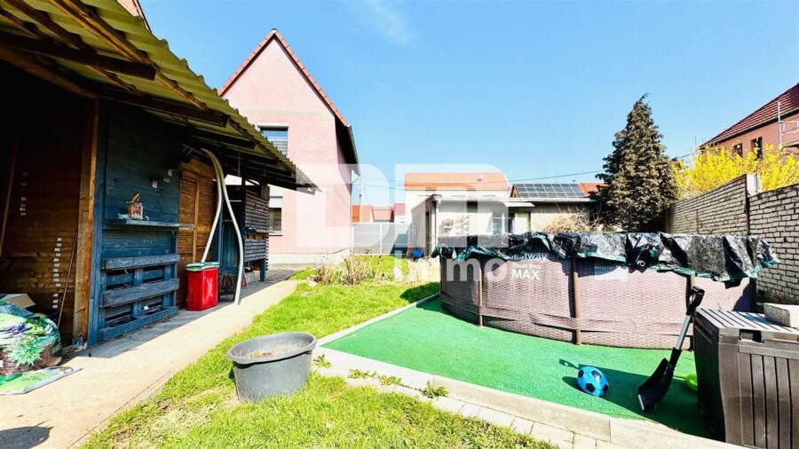 Schönes Wohnhaus mit Doppelgarage, Terrasse und Nebengelass in Traumlage - Gartenbereich